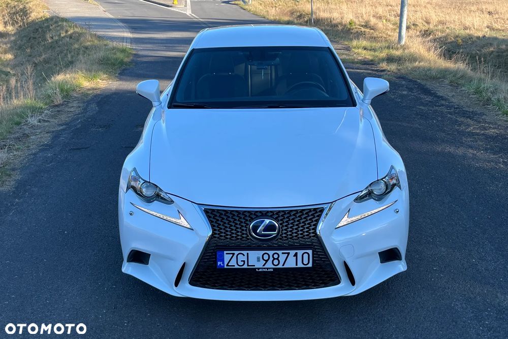 Lexus IS 300h F Sport - 37