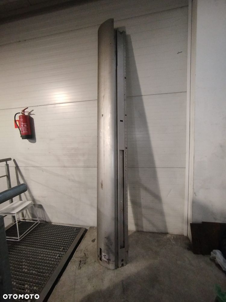 Słupek prawy przedni Wielton plandeka/firanka