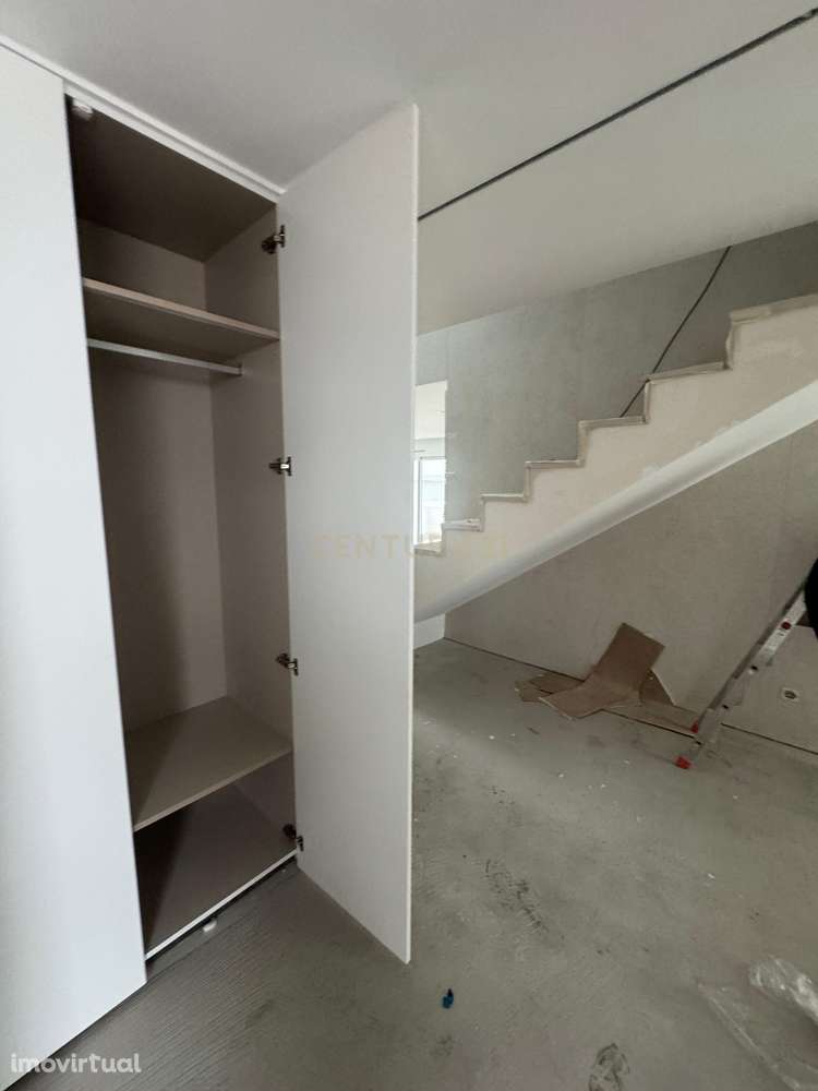 Moradia T4 contemporânea em Construção em Trajouce – São Domingos de R - Grande imagem: 3/30