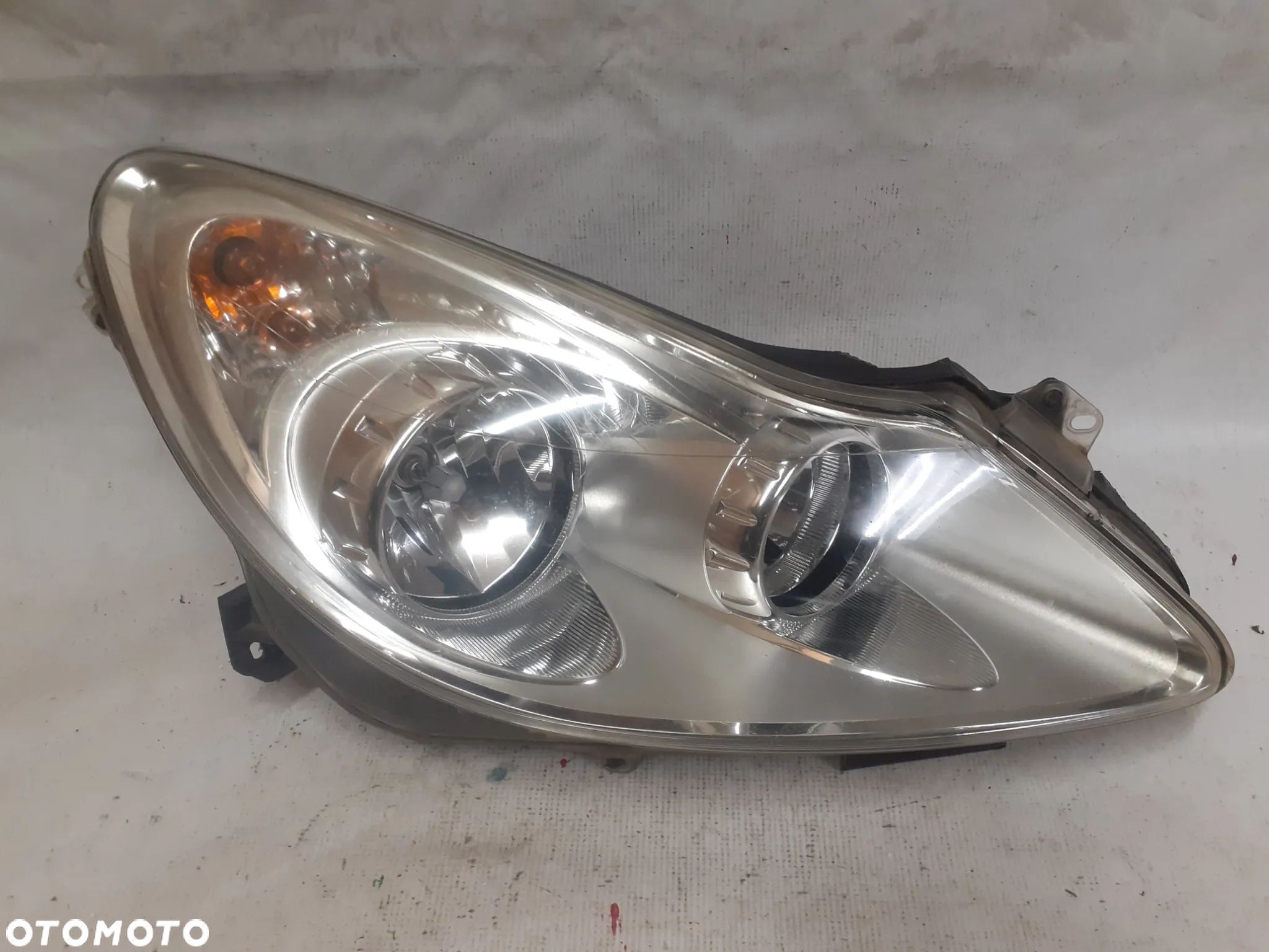 .   PRZOD PRZEDNIA LAMPA PRAWA OPEL CORSA D - 1