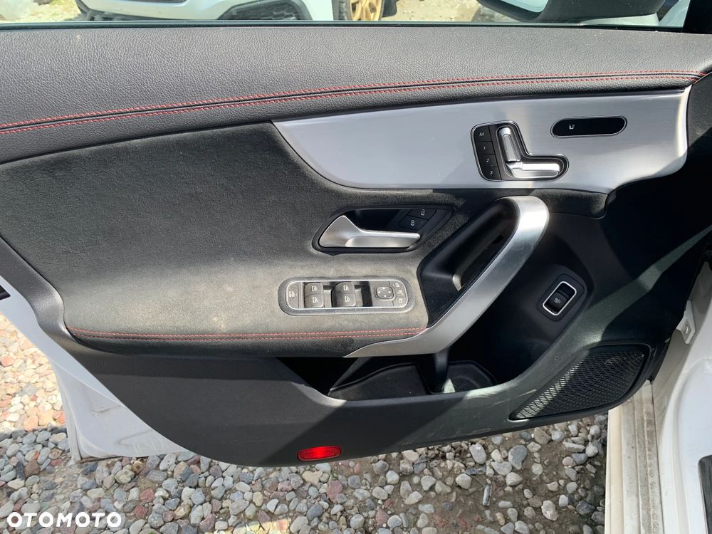 Mercedes-Benz CLA 250 4Matic 7G-DCT - 16