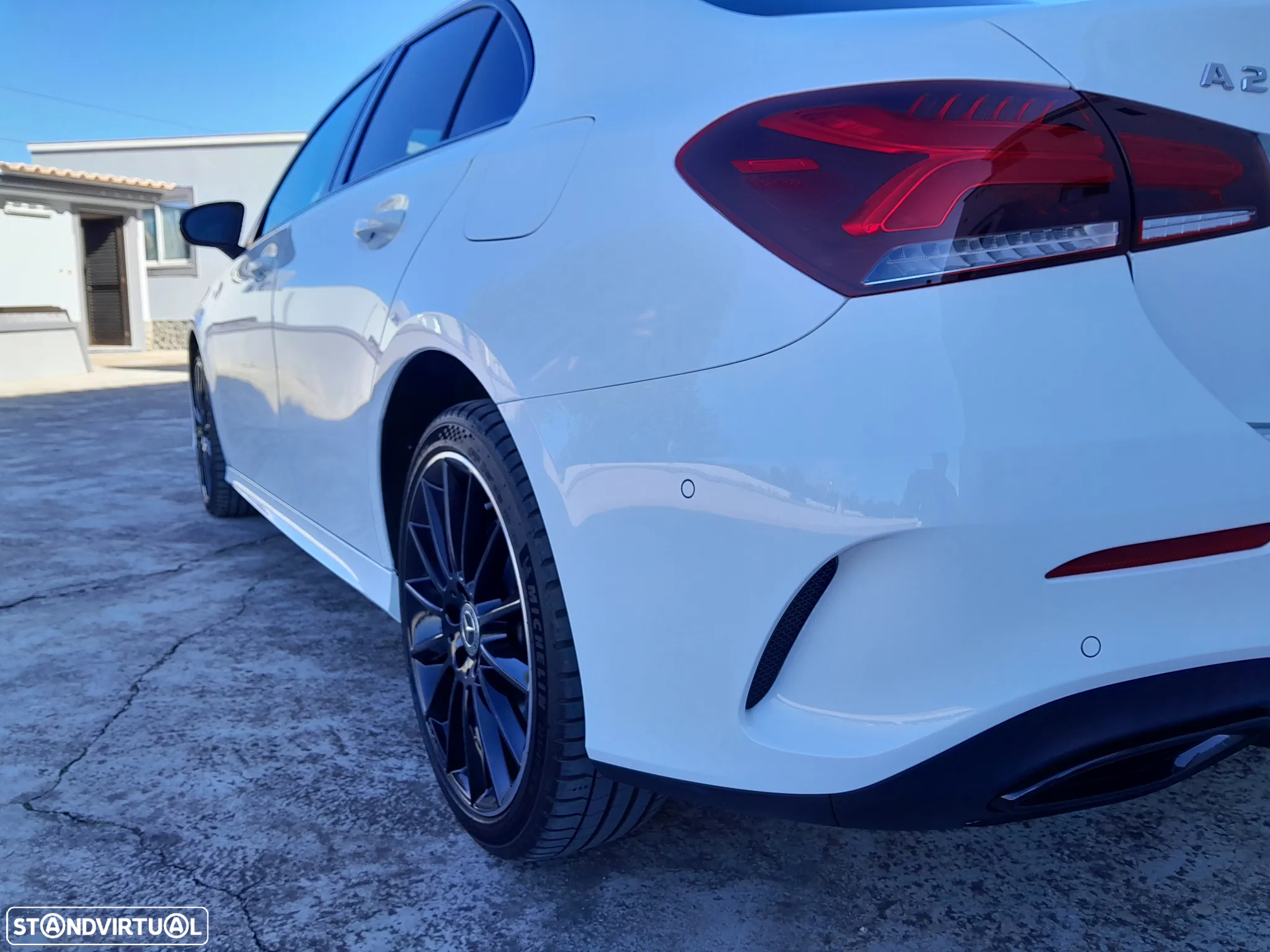 Mercedes-Benz A 250 Limousine e AMG Line - 12