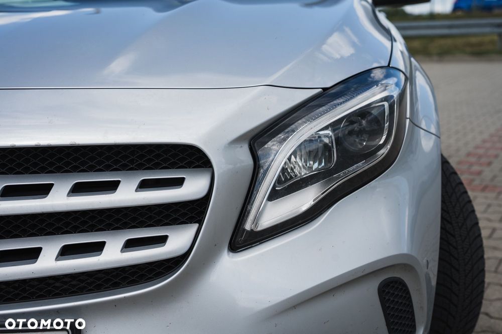 Mercedes-Benz GLA 200 7G-DCT - 10