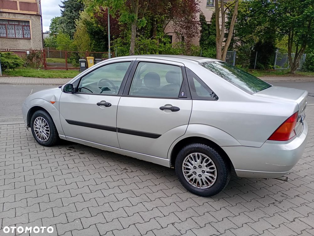 Ford Focus Ghia - 3