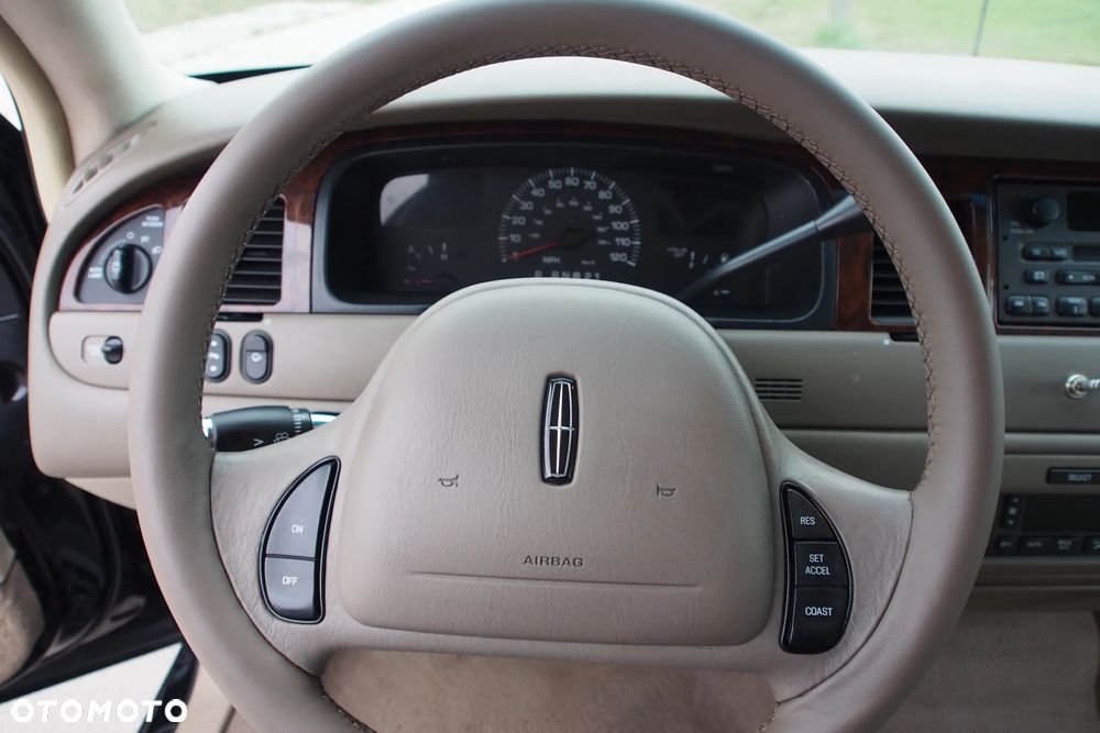 Lincoln Town Car - 14