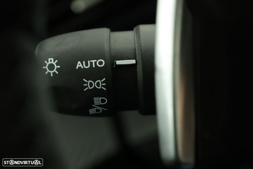 Peugeot 2008 1.2 Hybrid Allure e-DCS6 - 16