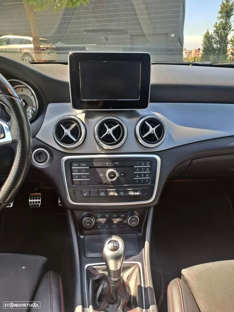 Mercedes-Benz CLA 180 d Shooting Brake AMG Line - 14