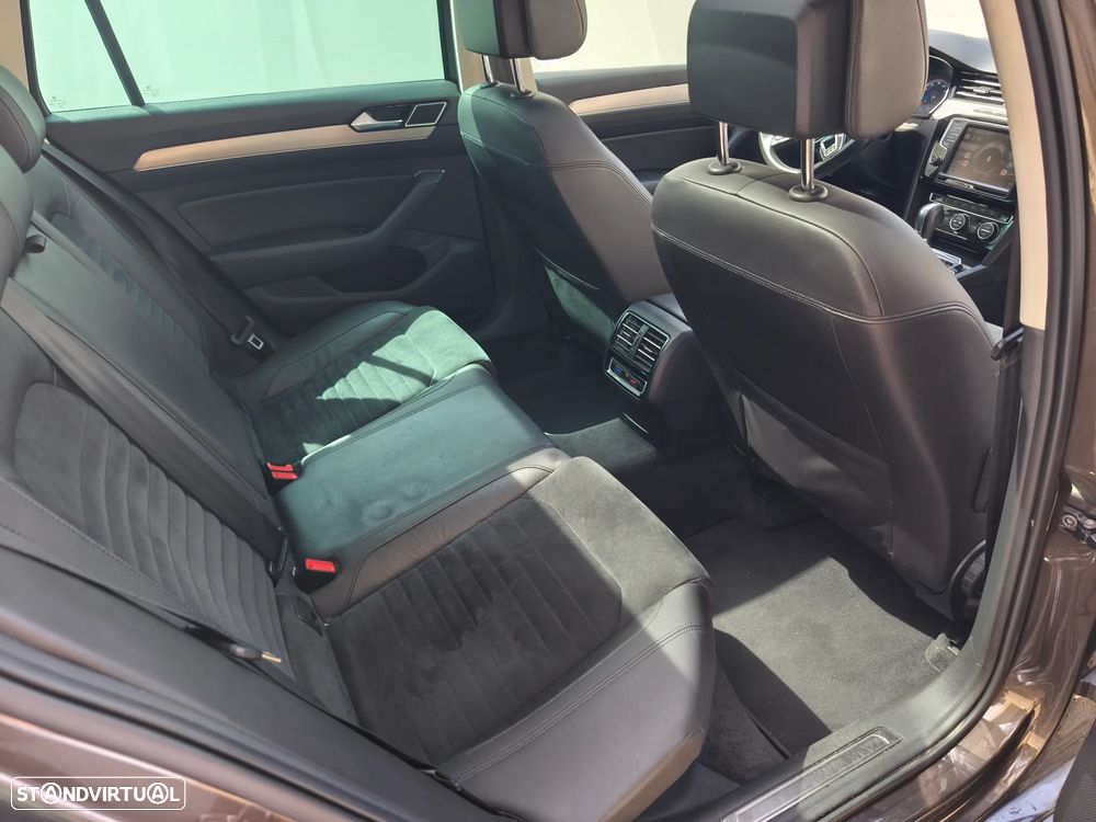 VW Passat Variant 2.0 TDI Highline DSG 4Motion - 22