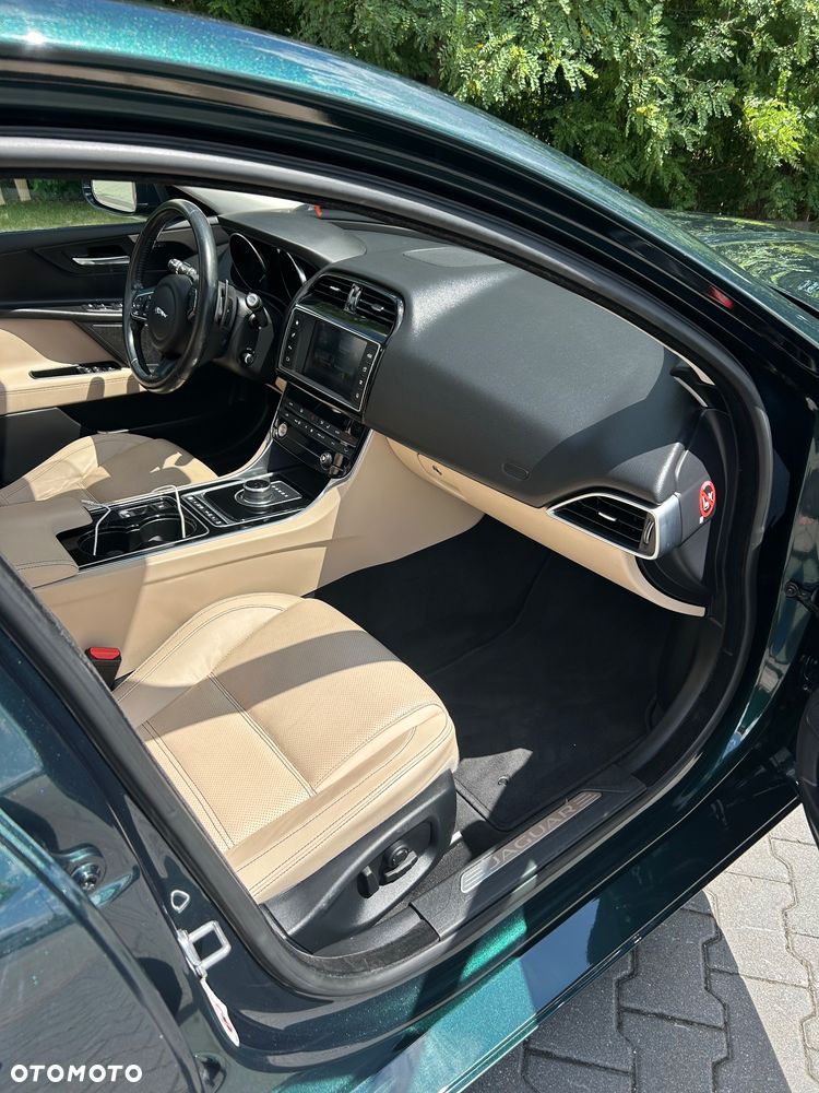Jaguar XE 2.0 T Prestige - 9