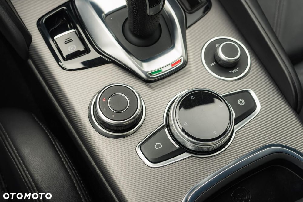 Alfa Romeo Giulia 2.0 Turbo Veloce Q4 - 24