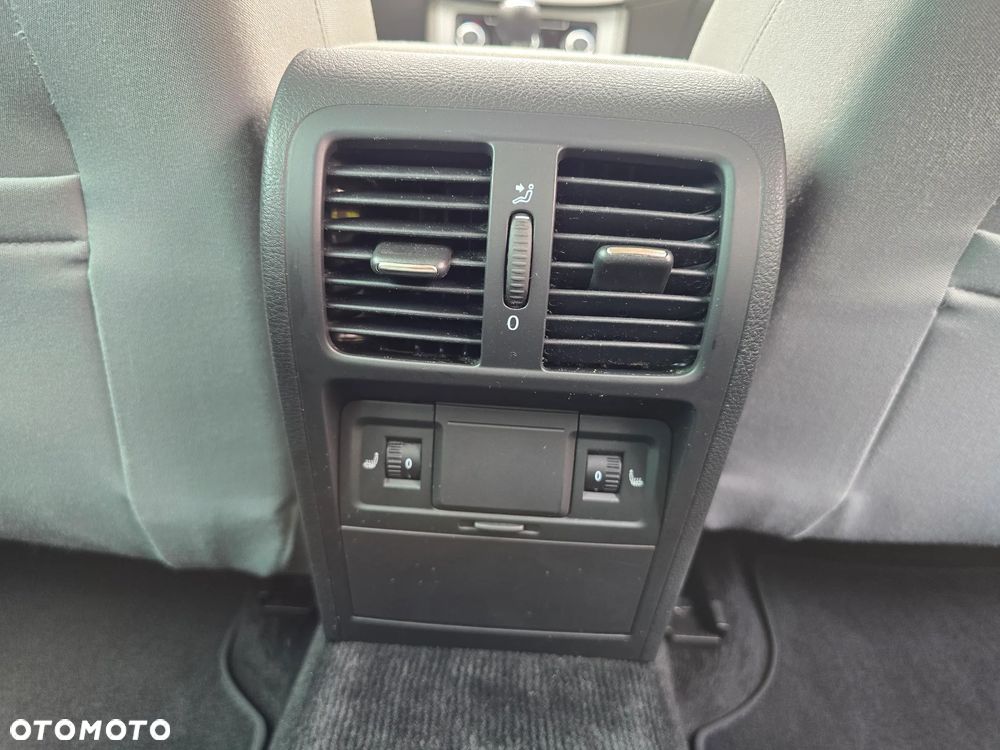 Volkswagen Passat 2.0 TDI DPF BlueMotion Technology Sportline - 24