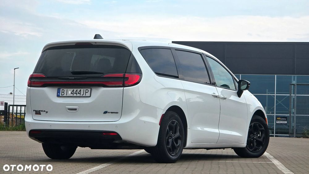 Chrysler Pacifica - 4