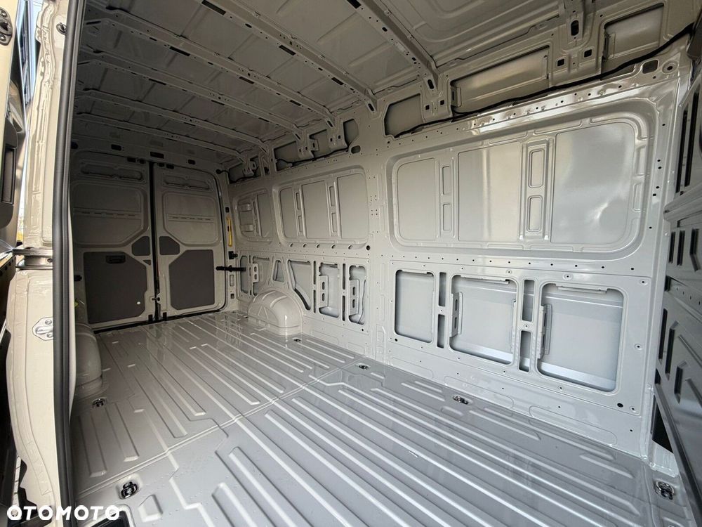 Volkswagen Crafter 35 2.0 TDI L4H3 4490 140 KM - 11