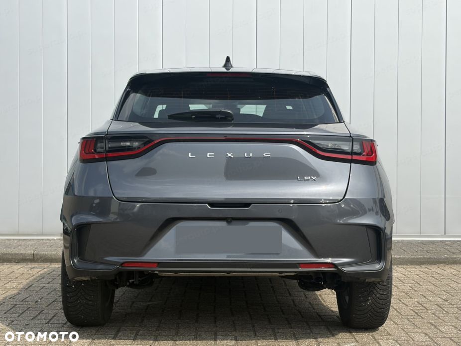 Lexus LBX - 6