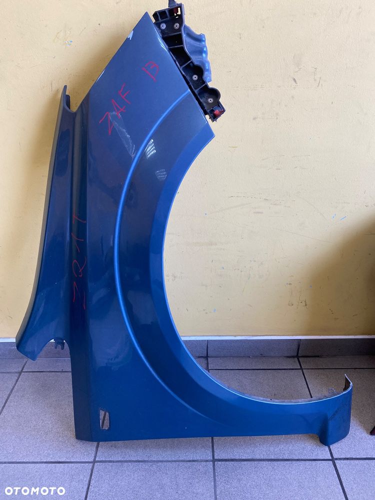 Opel Zafira B Błotnik przedni prawy. Z21T - 1