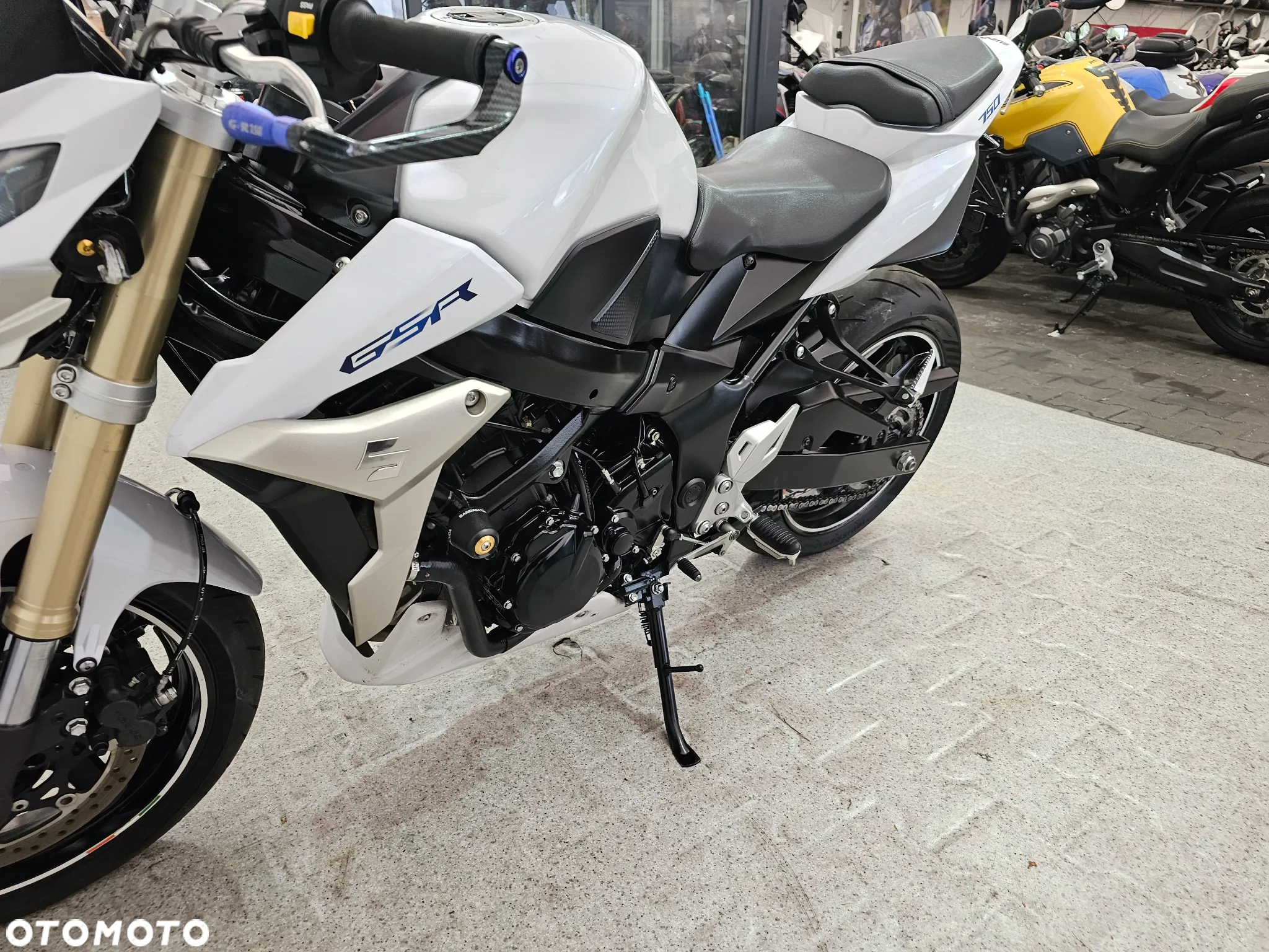 Suzuki GSR - 25