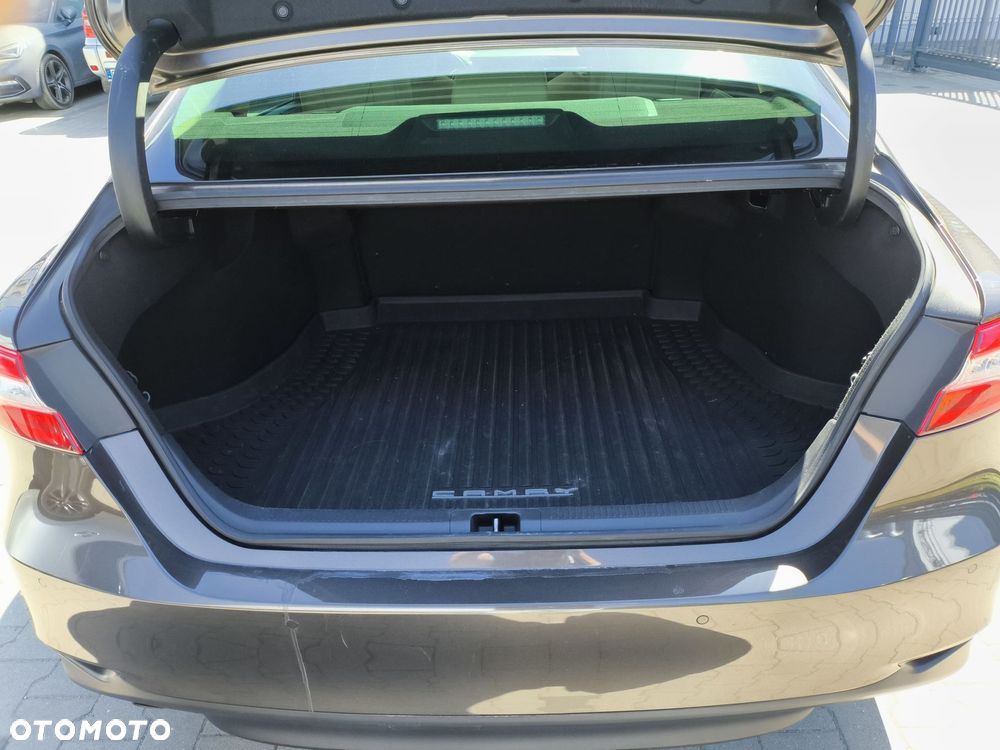 Toyota Camry 2.5 Hybrid Executive CVT - 14