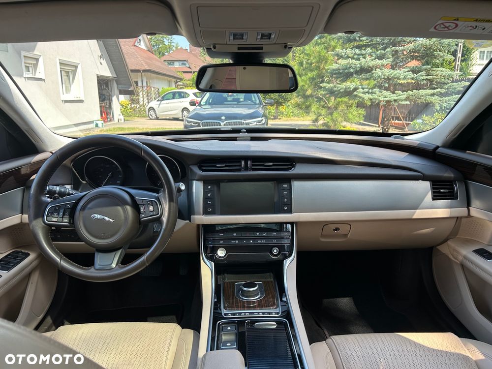 Jaguar XF 20d Portfolio - 11