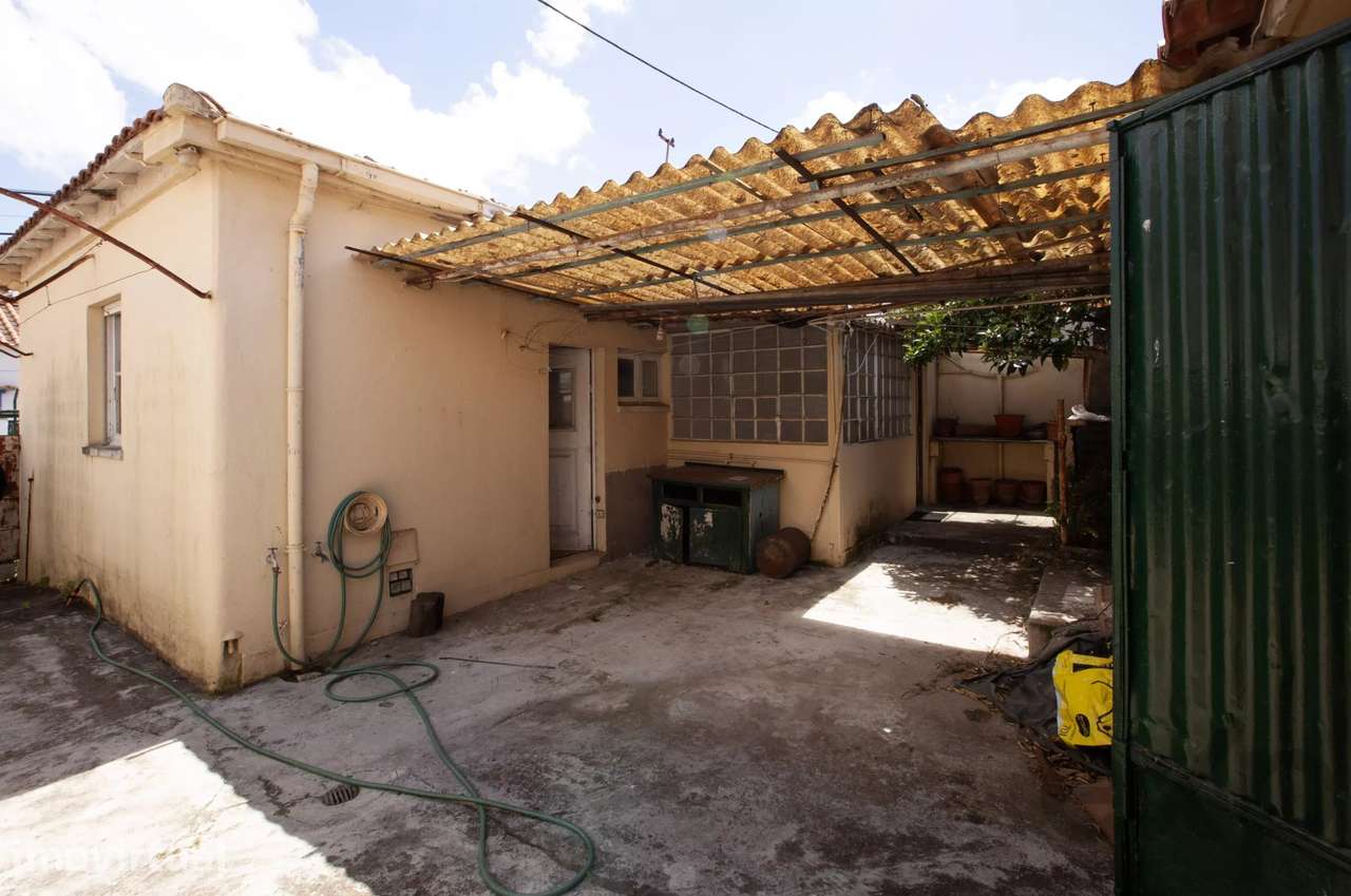 Campolide, Moradia isolada com pátio e estacionamento para renovar  Li - Grande imagem: 2/55
