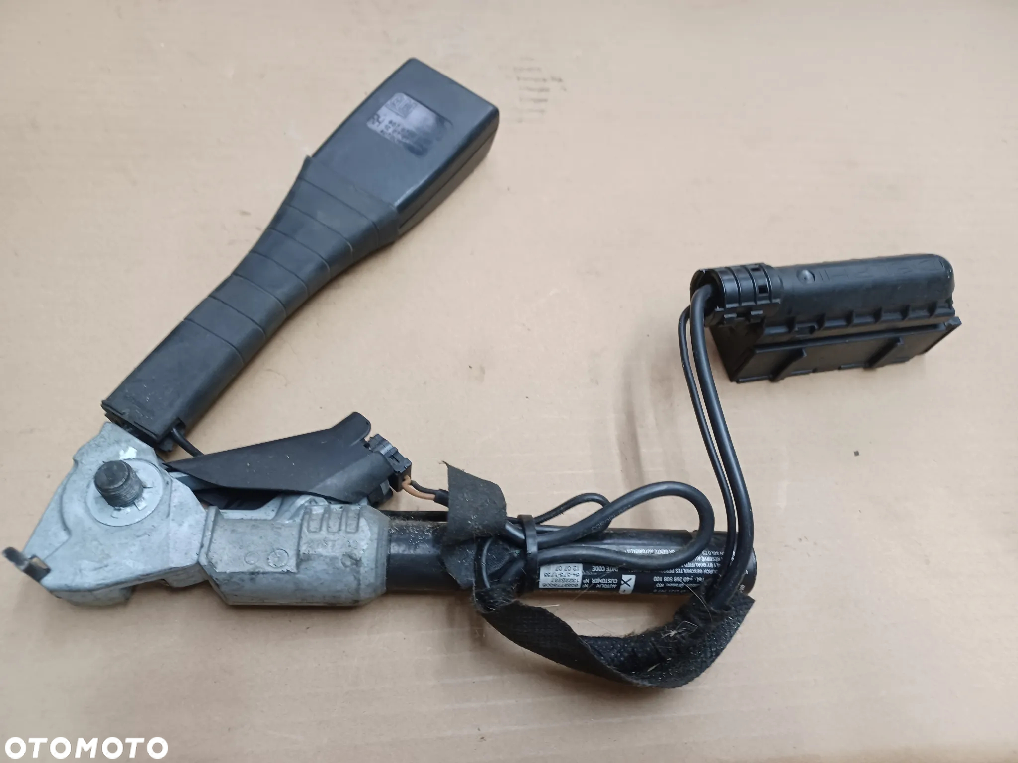 NAPINACZ PASA PRAWY CORSA D 607074800D - 2