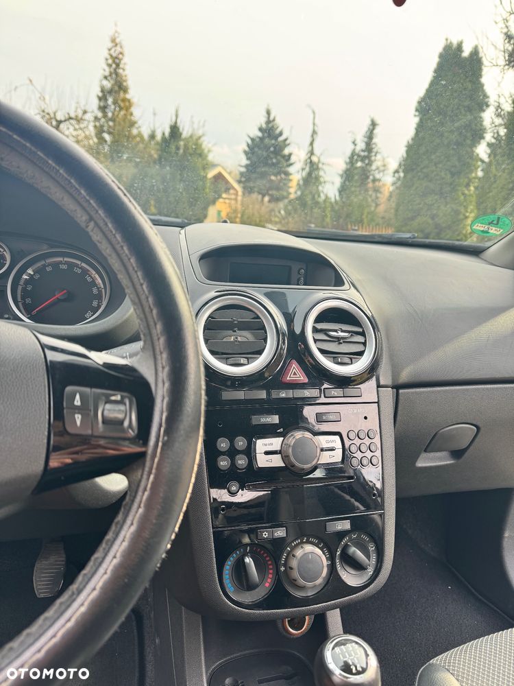 Opel Corsa 1.4 16V Cosmo - 8