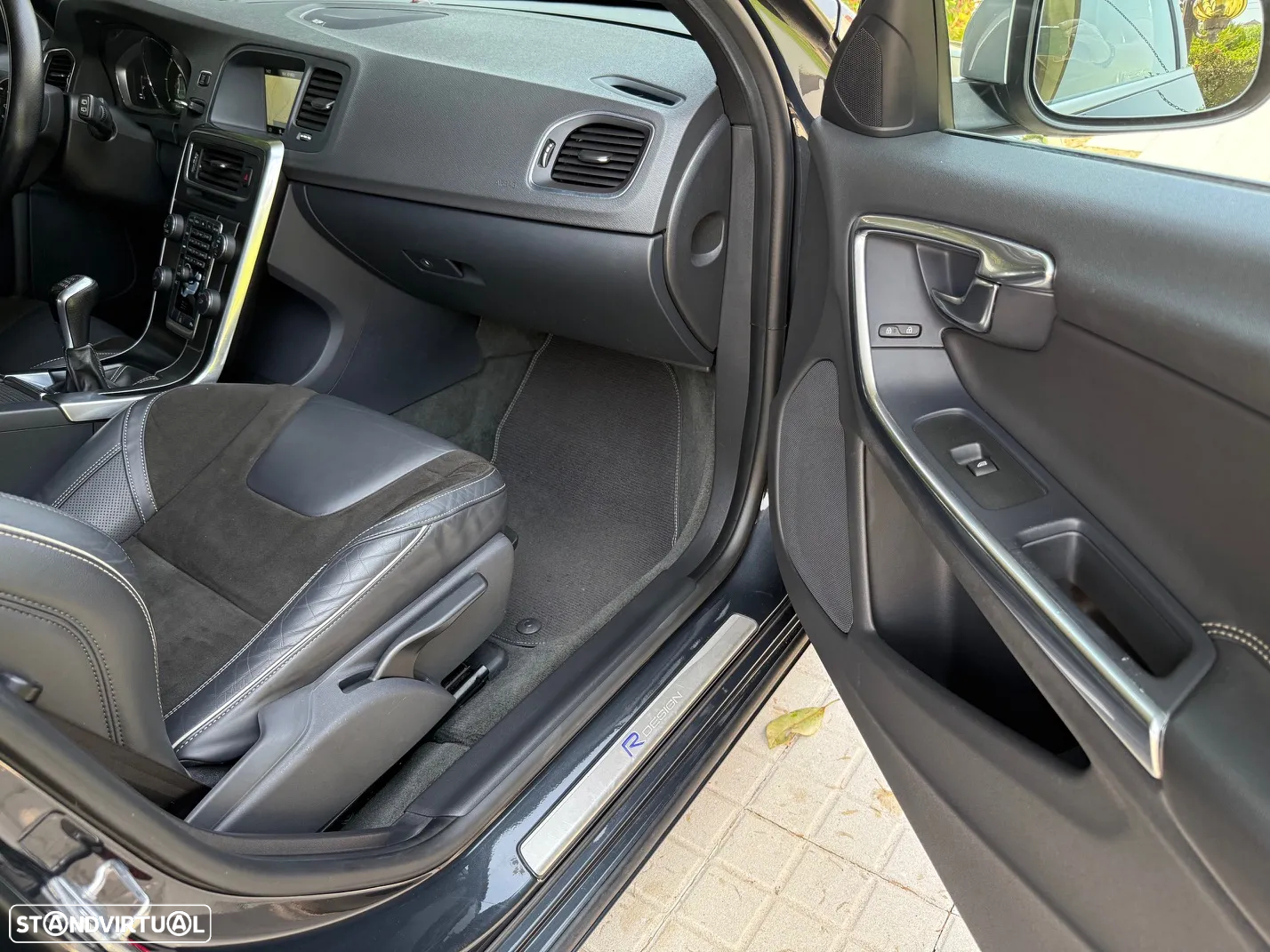 Volvo V60 2.0 D4 R-Design - 39