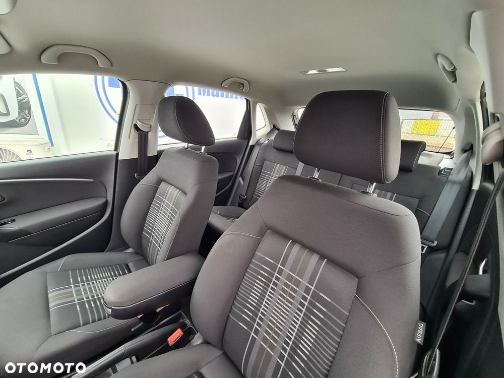 Volkswagen Polo 1.4 TDI Blue Motion Technology Lounge - 24