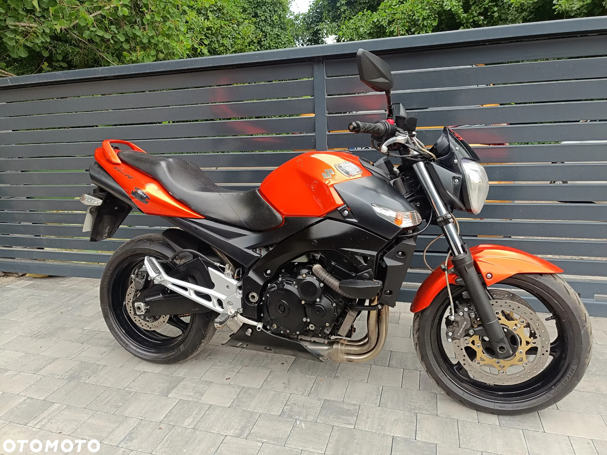 Suzuki GSR - 8