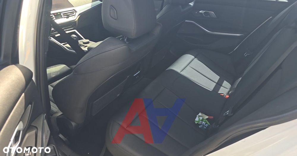 BMW Seria 3 330i Sport Line - 15