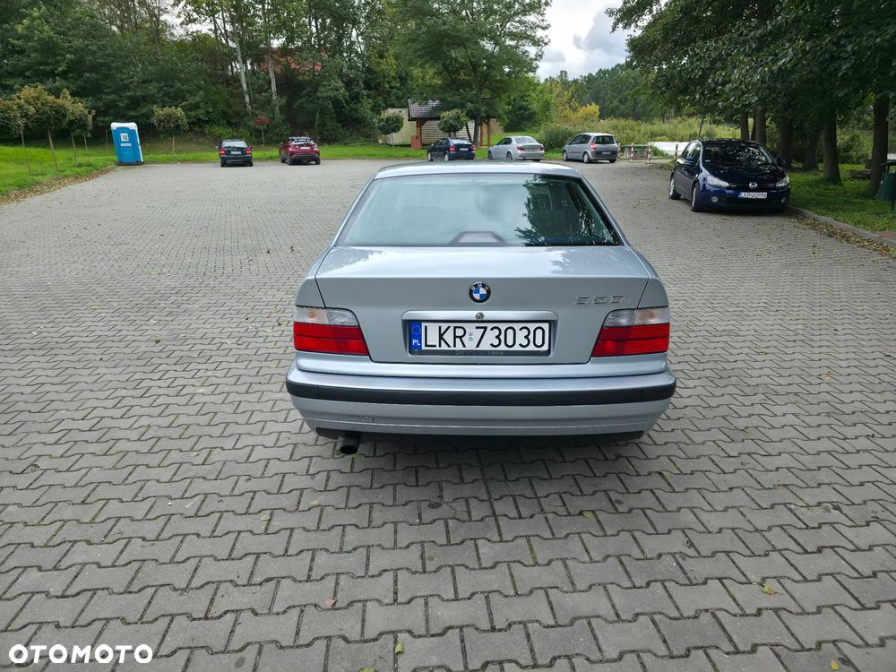 BMW Seria 3 320i - 7
