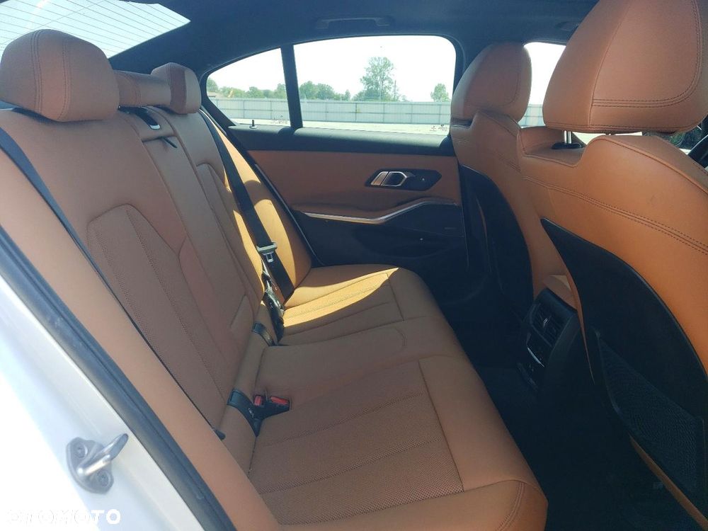 BMW Seria 3 330i xDrive M Sport - 11