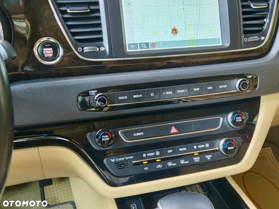 Kia Carnival - 27
