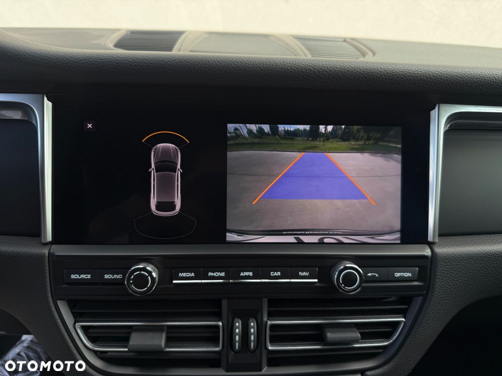 Porsche Macan - 24
