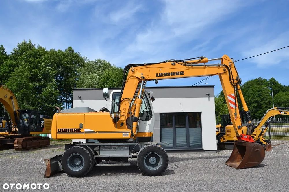 Liebherr A900 C - 12