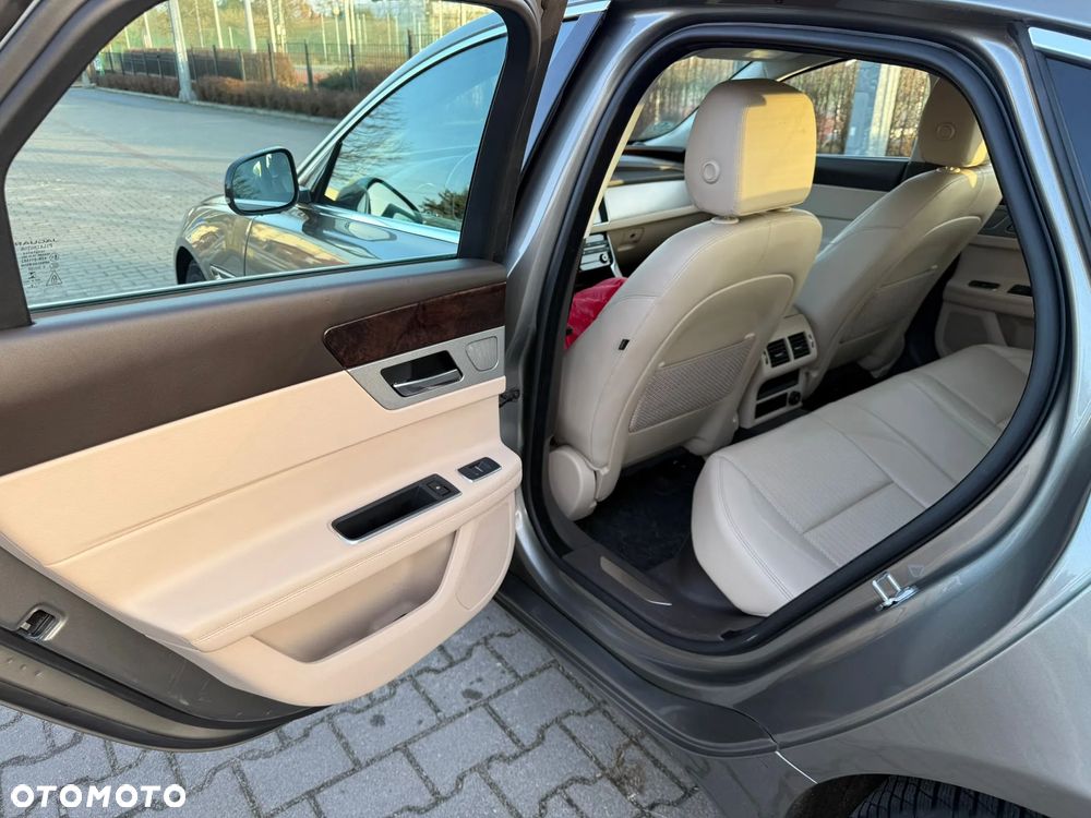 Jaguar XF 20d Portfolio - 24