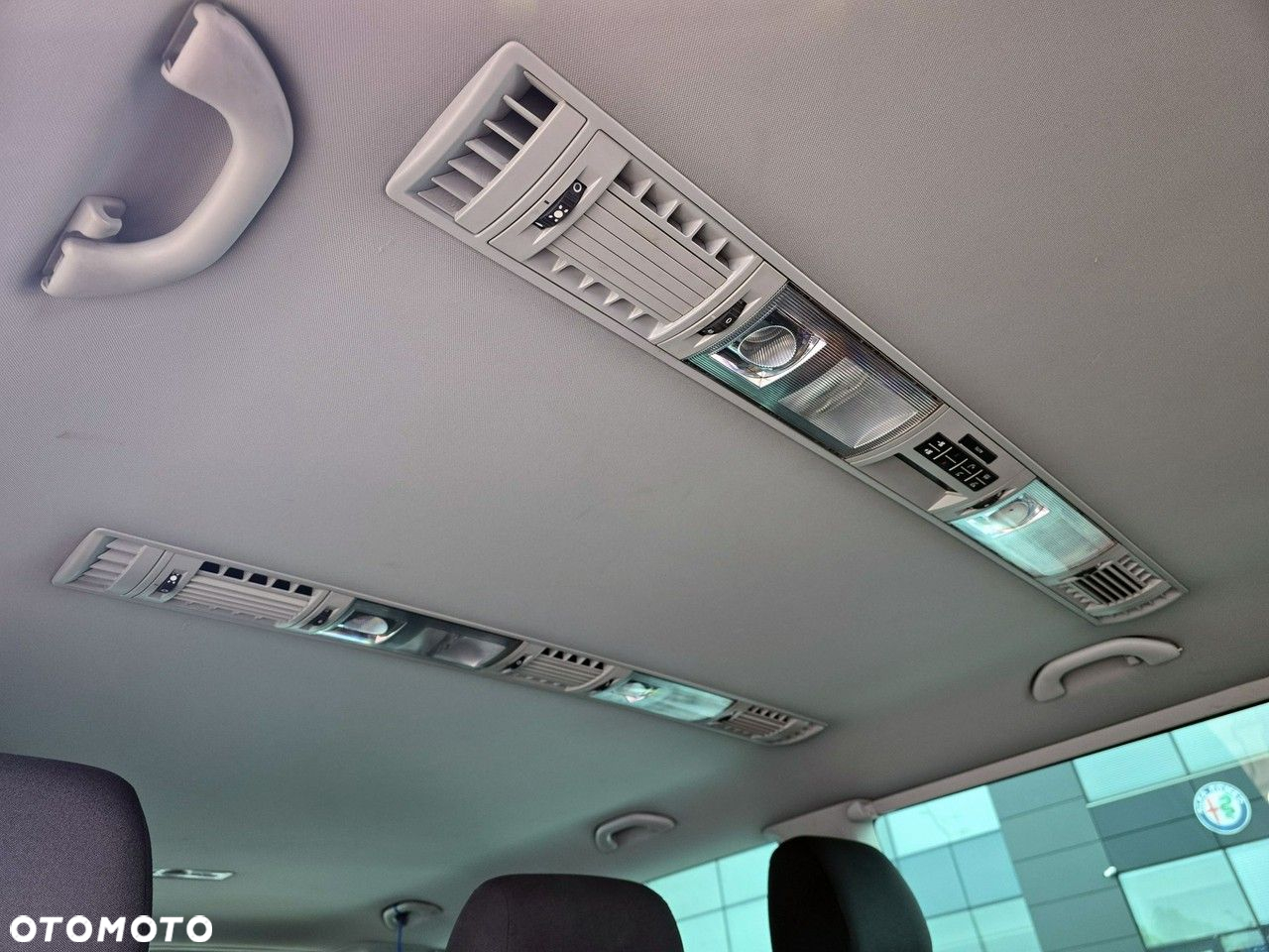 Volkswagen Caravelle - 20