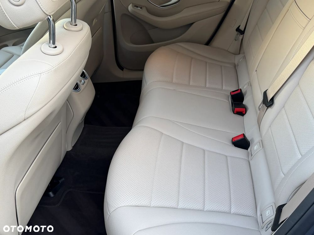 Mercedes-Benz GLC 300 de 4-Matic Business Edition - 27