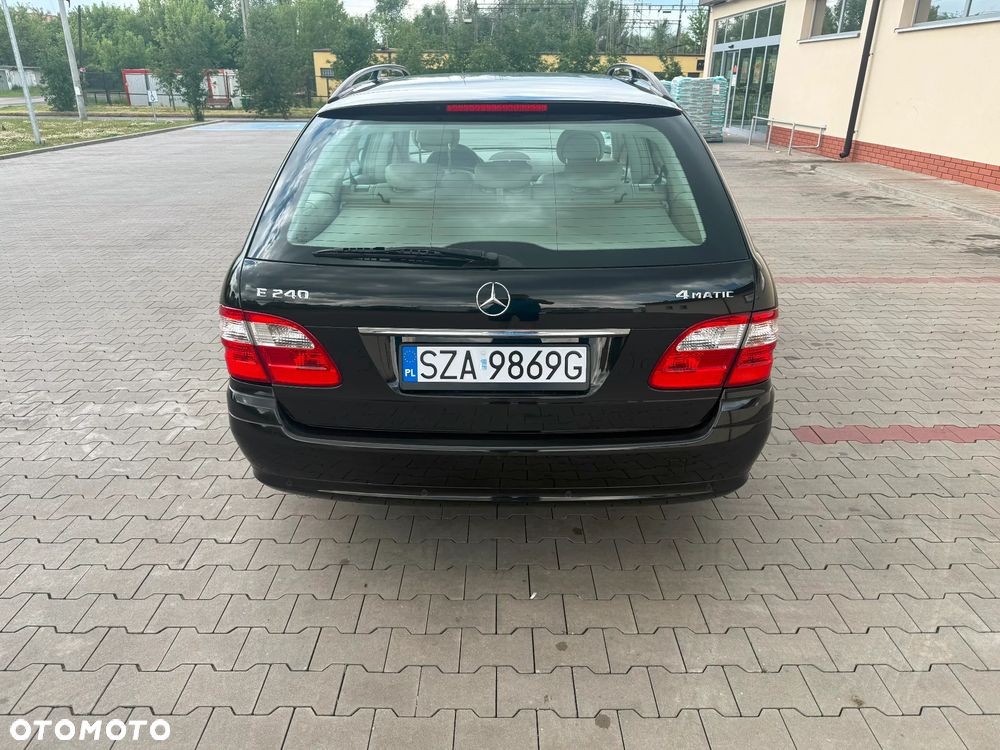 Mercedes-Benz Klasa E 240 4-Matic T Classic - 8