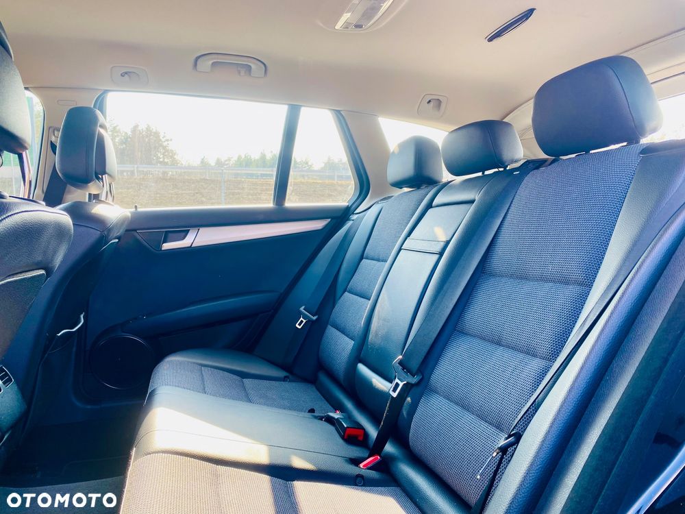 Mercedes-Benz Klasa C 180 CGI Automatik BlueEFFICIENCY Avantgarde - 29