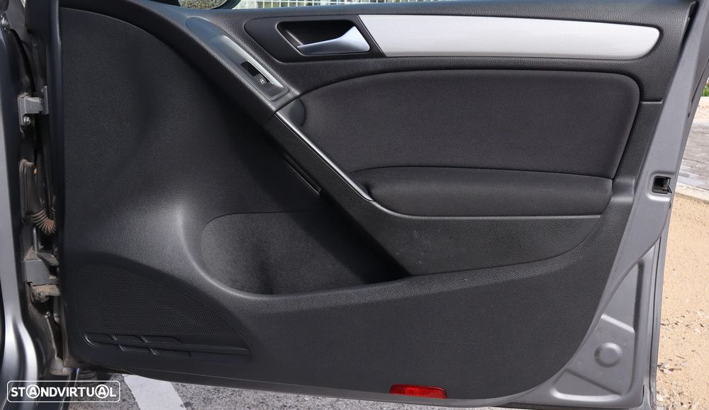 VW Golf 1.6 TDi DPF BlueMotion MATCH - 28