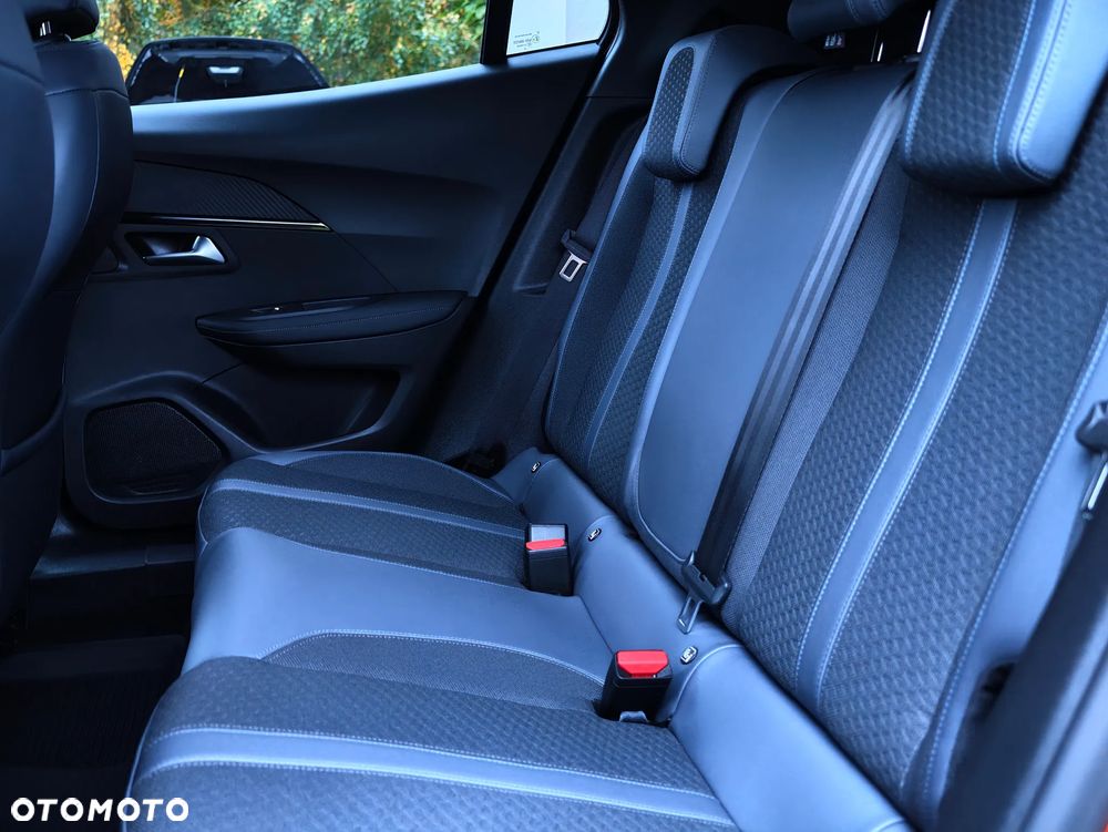 Peugeot 2008 1.2 PureTech Allure S&S EAT8 - 33