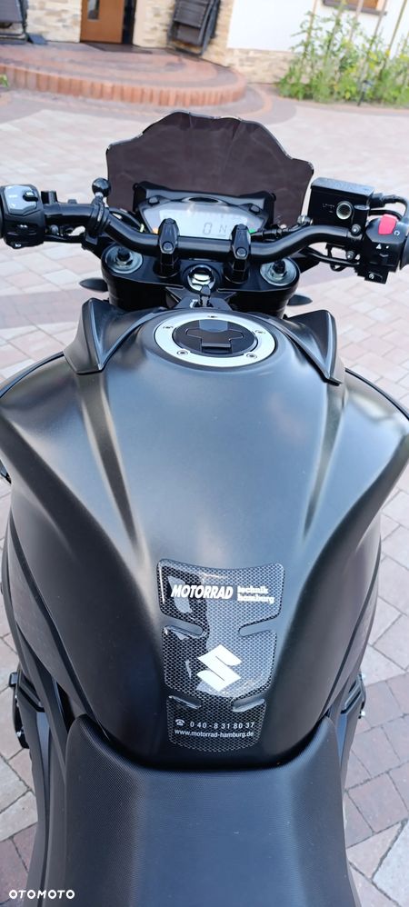 Suzuki GSX - 11