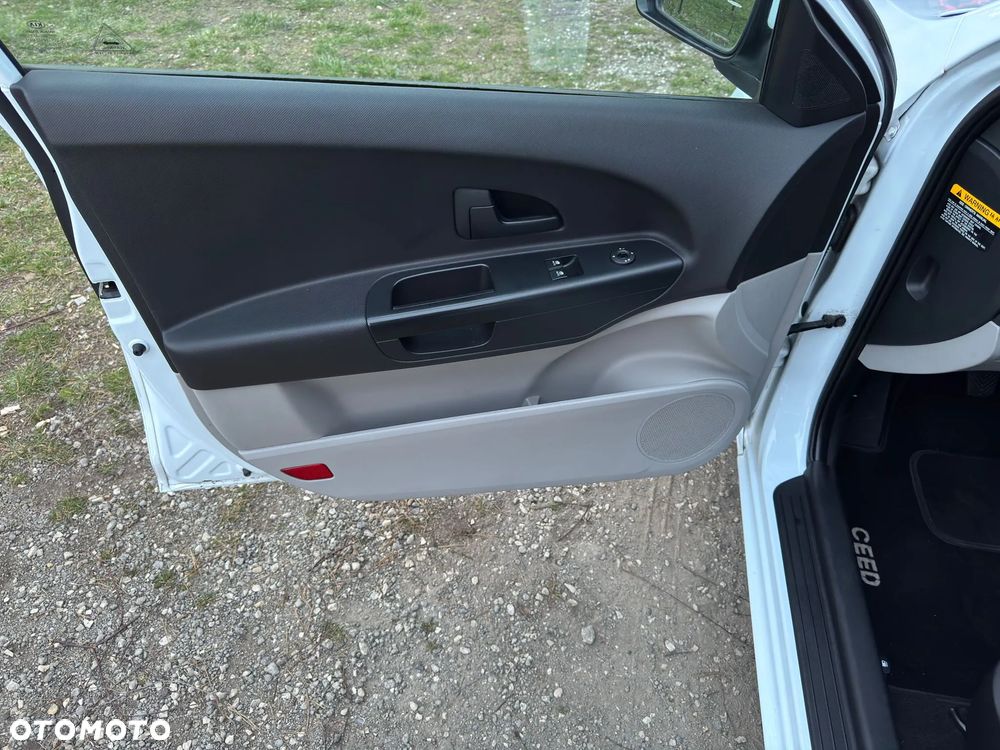Kia Ceed - 11