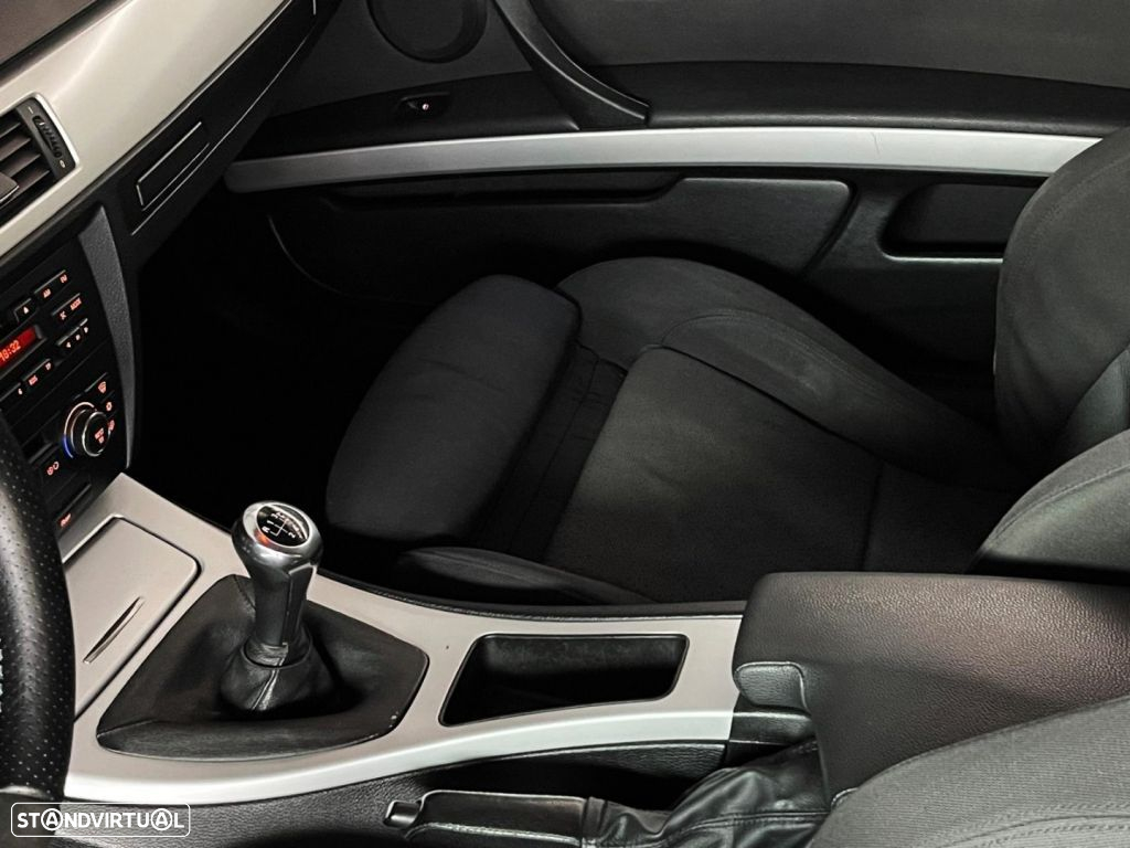 BMW 320 i Coupe - 25