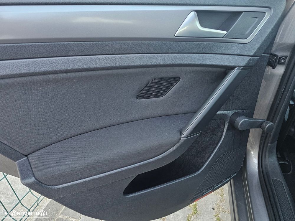 VW Golf 1.6 TDI Confortline - 24