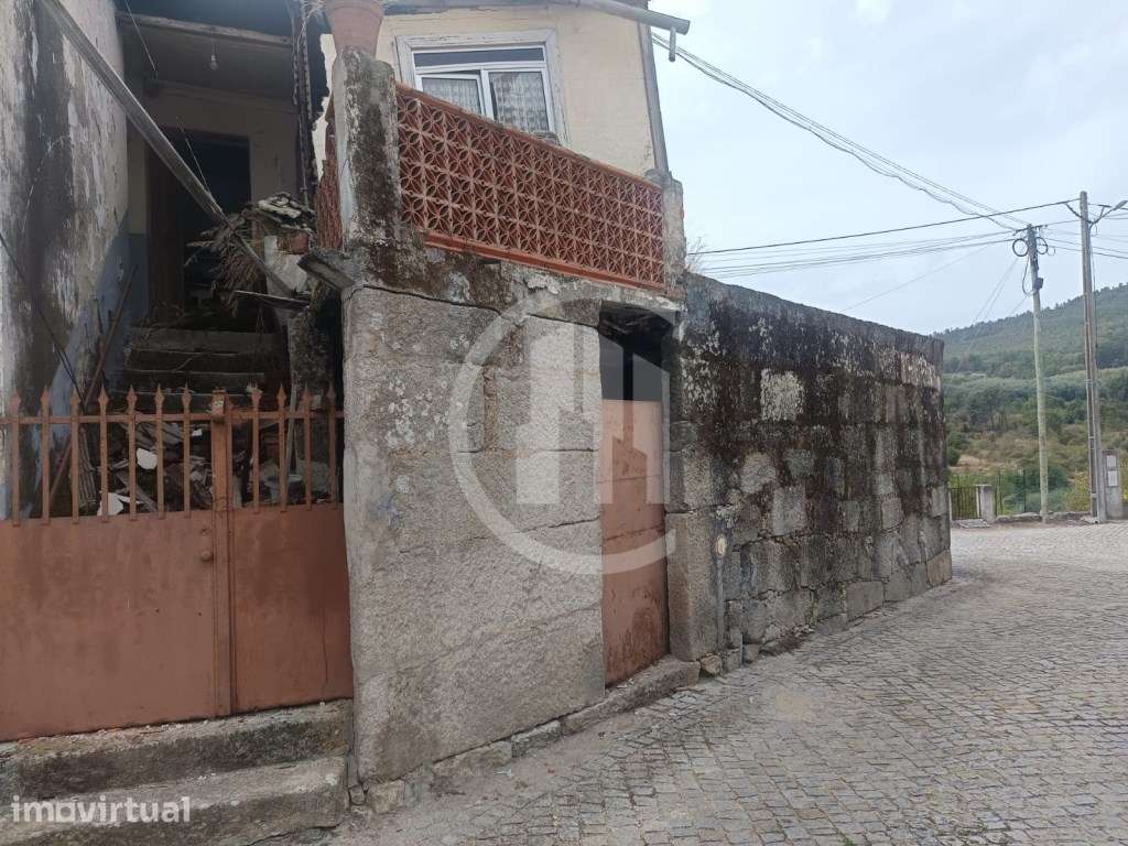Moradia T2 para reconstrução com espaço comercial e vista deslumbrante - Grande imagem: 2/6
