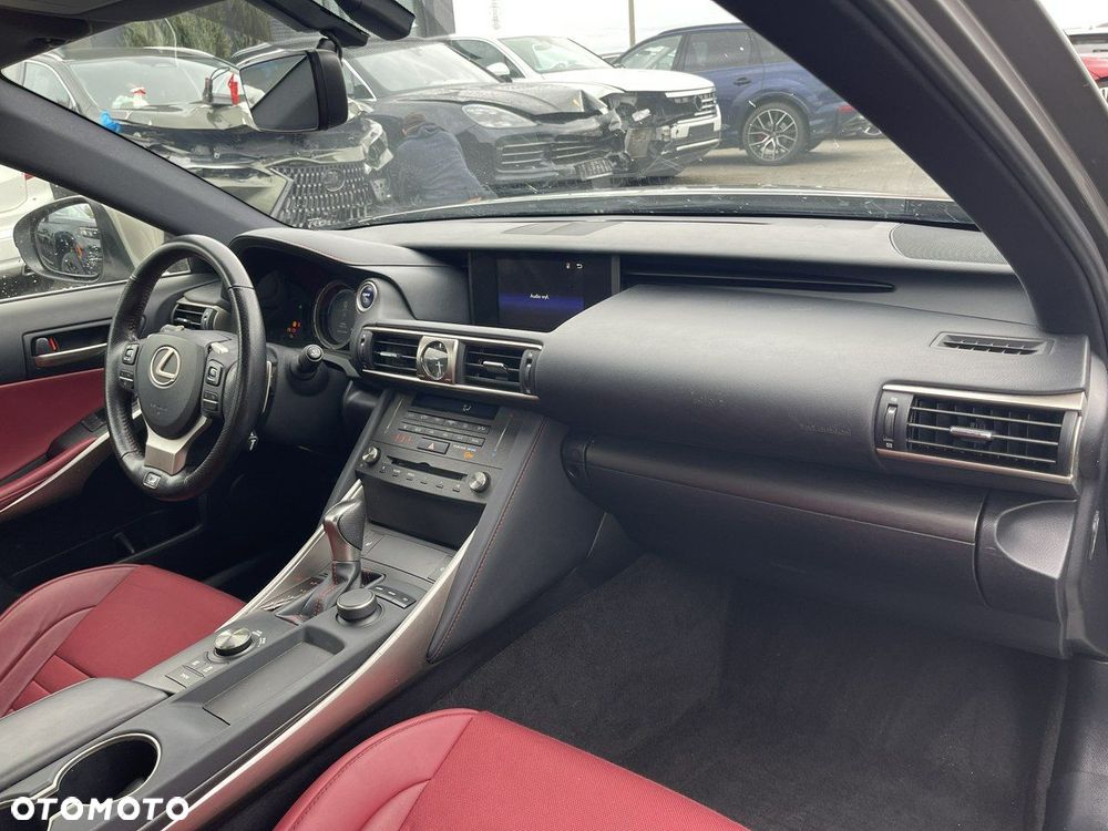 Lexus IS 300h F Sport Edition - 11