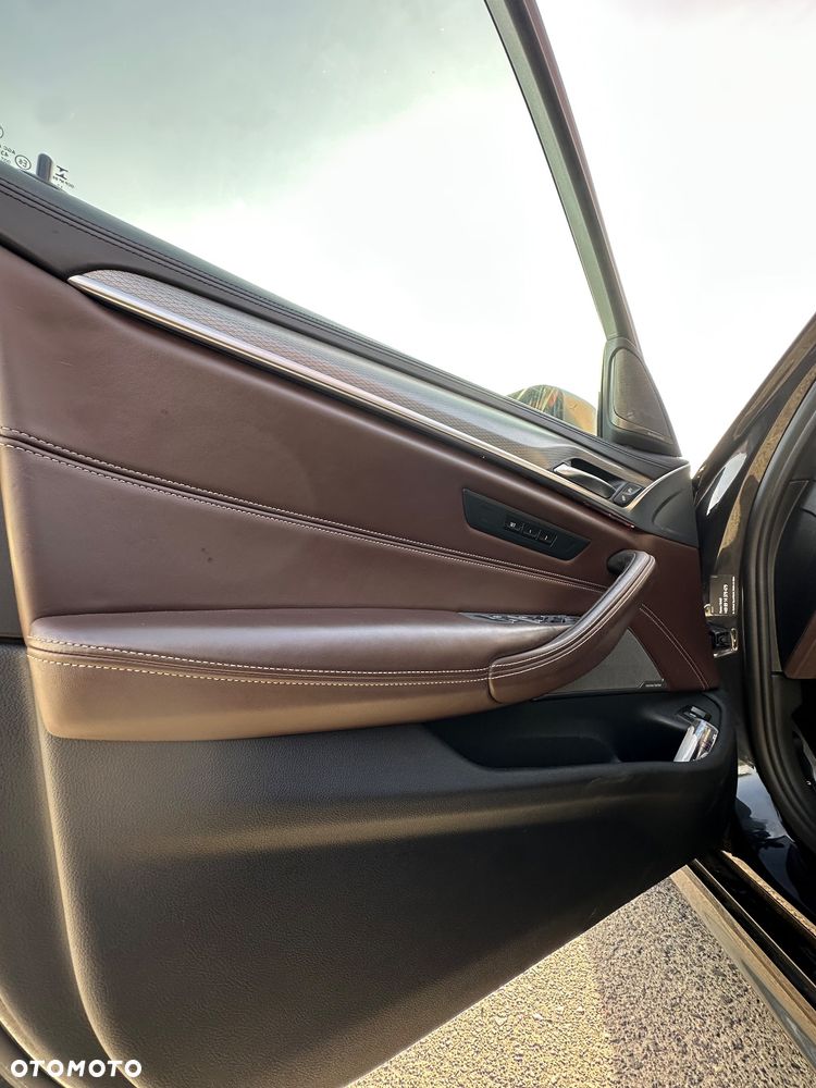 BMW Seria 5 M550i xDrive sport - 25