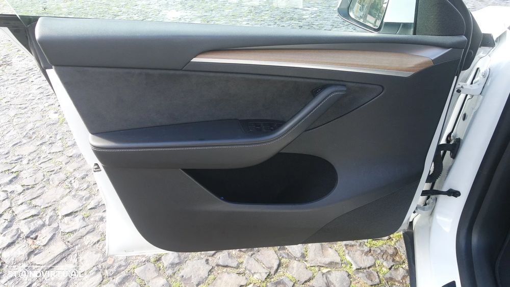 Tesla Model Y Long Range Dual Motor AWD - 9