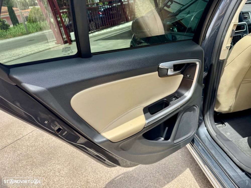 Volvo V60 Cross Country D3 Summum - 11